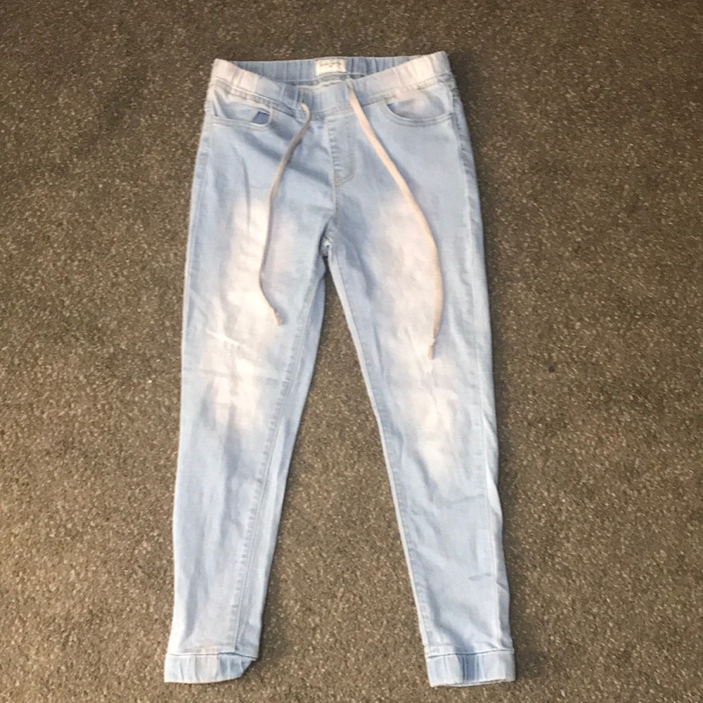 Size 7 GOGO JEANS USA Stretchy Pull-On Light Wash Jeans